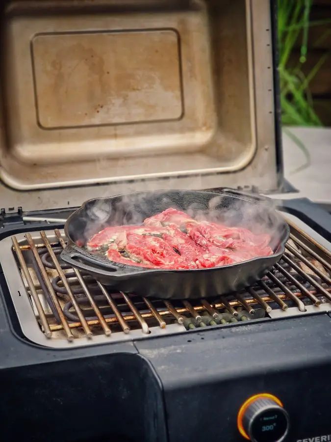Beef and Broccoli 5 Die Steakstreifen werden angebraten