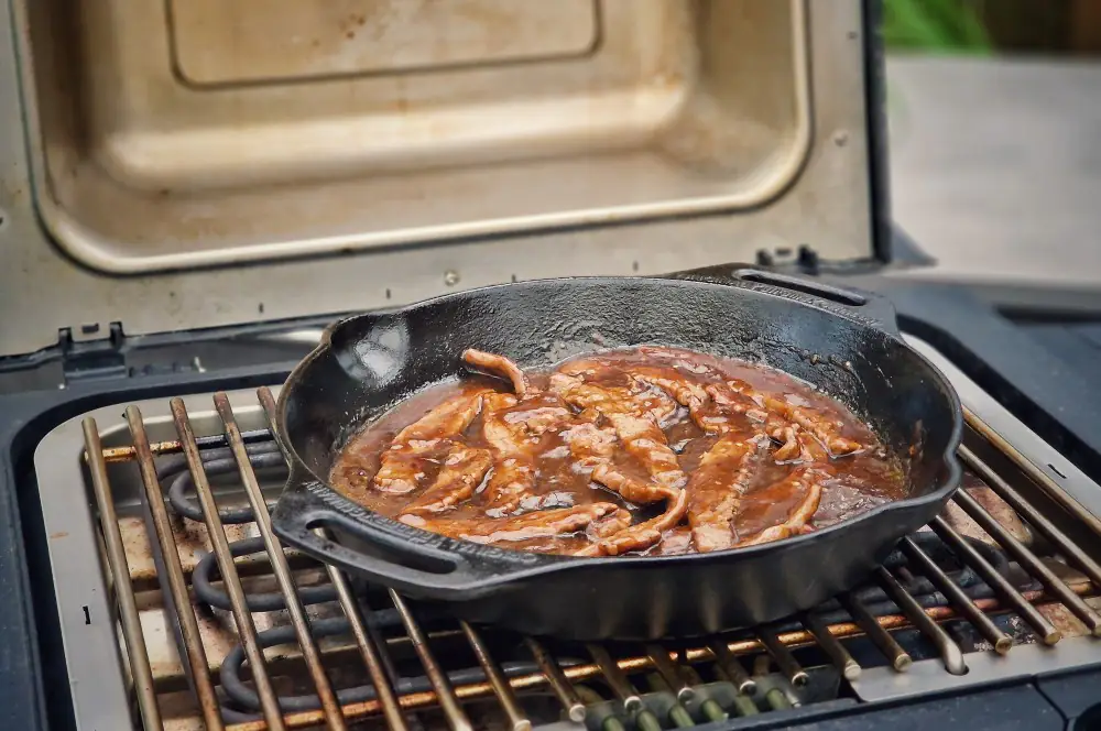 Beef and Broccoli 6 Die Sauce wird zum Fleisch gegeben