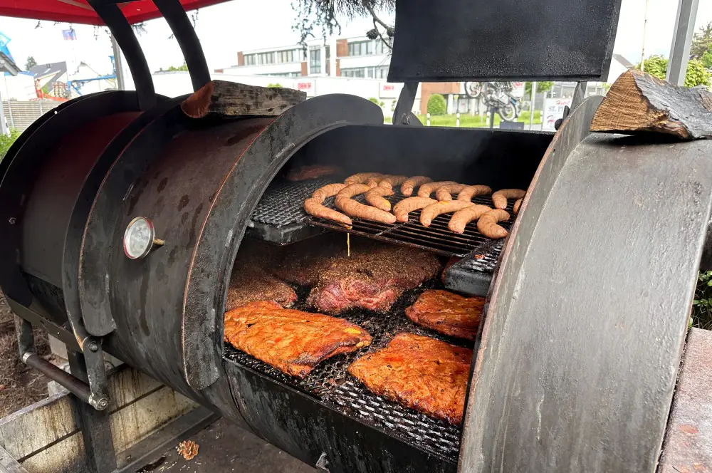Big Hug Barbecue in Dormagen im BBQPit-Test 4 Während der Wartezeit durften wir einen Blick in den Smoker werfen