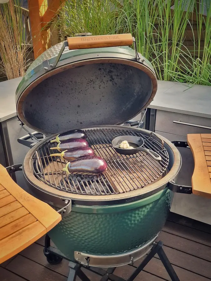Melitzanosalata - Griechischer Auberginendip 2 Die Auberginen werden im Big Green Egg XL gegrillt