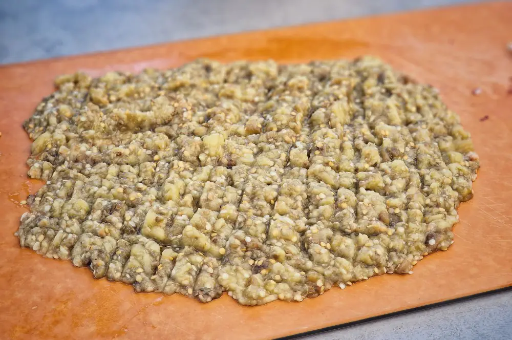 Melitzanosalata - Griechischer Auberginendip 4 Das Fruchtfleisch der Auberginen wird fein gehackt