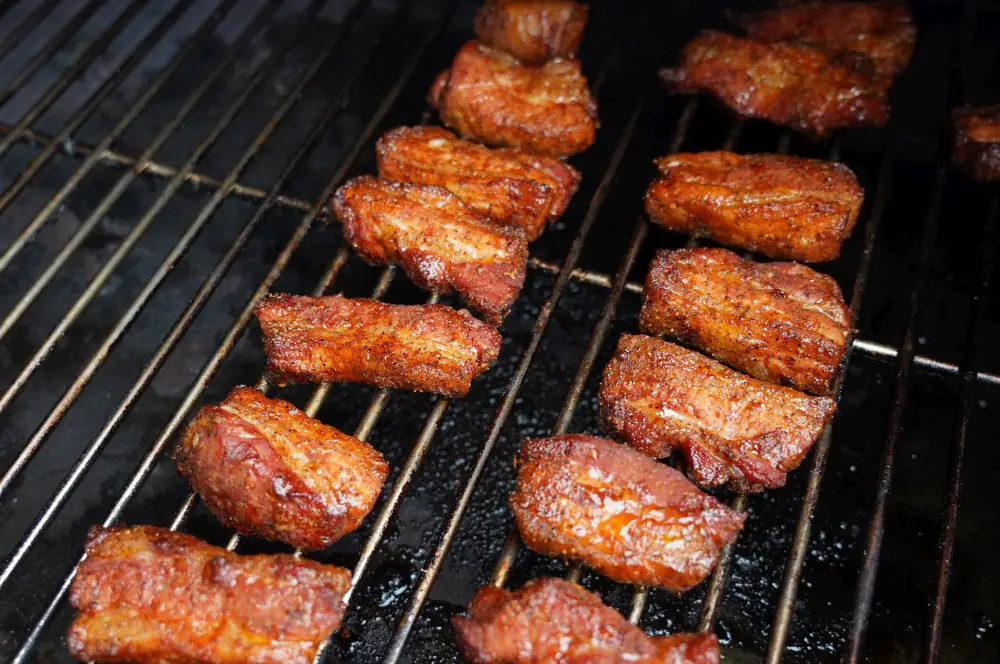 Pork Belly Burnt End Jalapeño Poppers 4 Der Schweinebauch wird nach zwei Stunden vom Grill genommen
