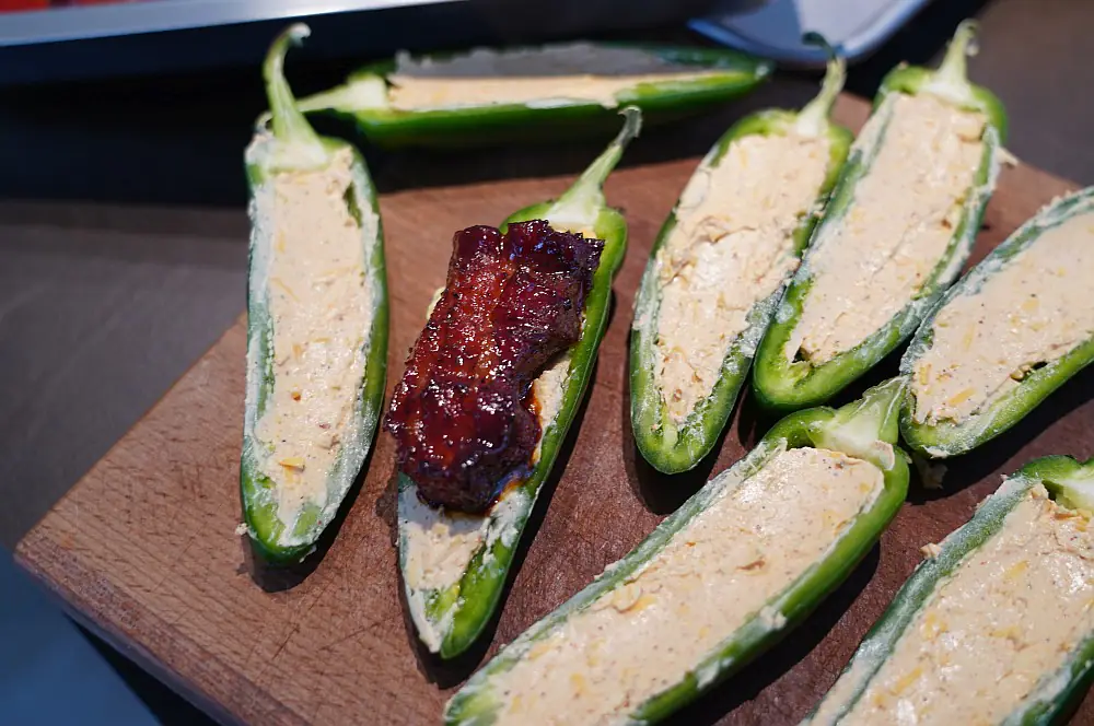 Pork Belly Burnt End Jalapeño Poppers 7 Die Jalapeños werden gefüllt