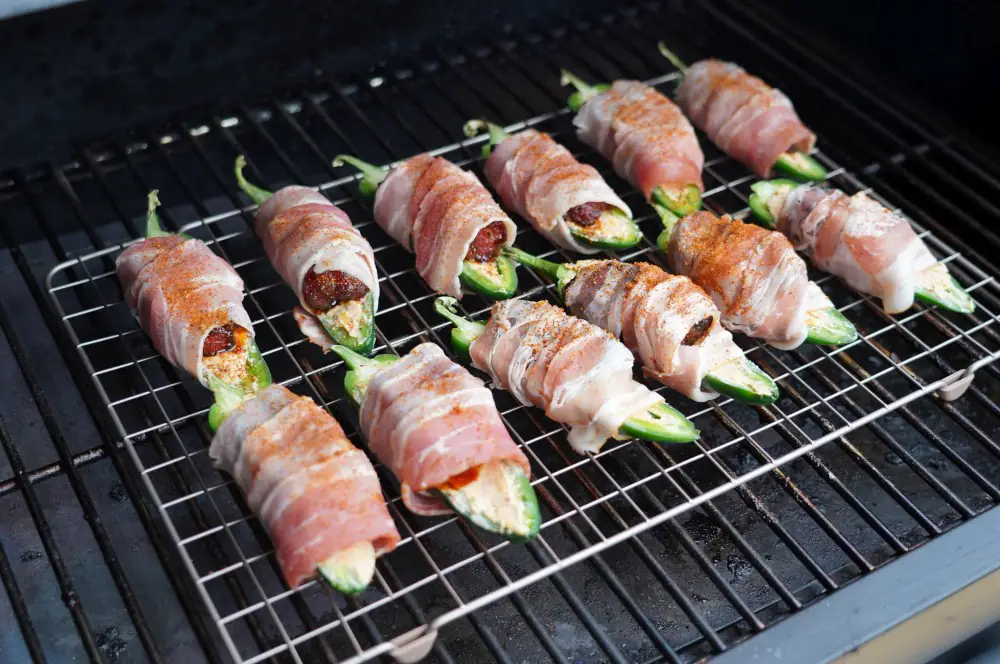 Pork Belly Burnt End Jalapeño Poppers 8 Die Pork Belly Burnt End Jalapeño Poppers kommen auf den Grill