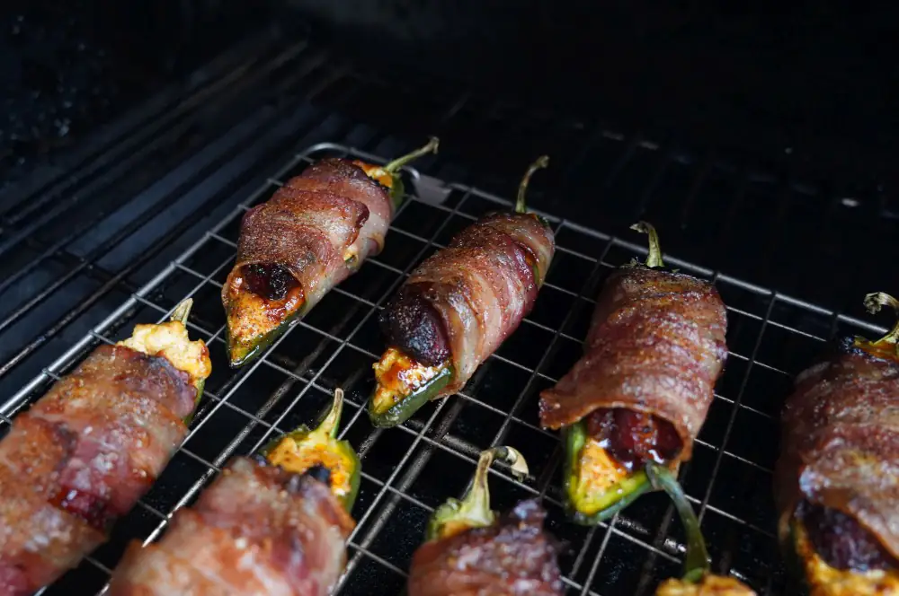 Pork Belly Burnt End Jalapeño Poppers 9 Die Pork Belly Burnt End Jalapeño Poppers werden 30 Minuten bei 180°C gegrillt