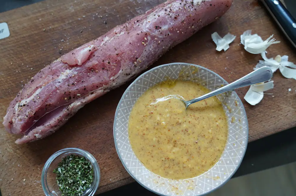 Honig-Senf-Schweinefilet mit Röstkartoffeln und Bratpaprika 3 Die Honig-Senf-Sauce wird angerührt