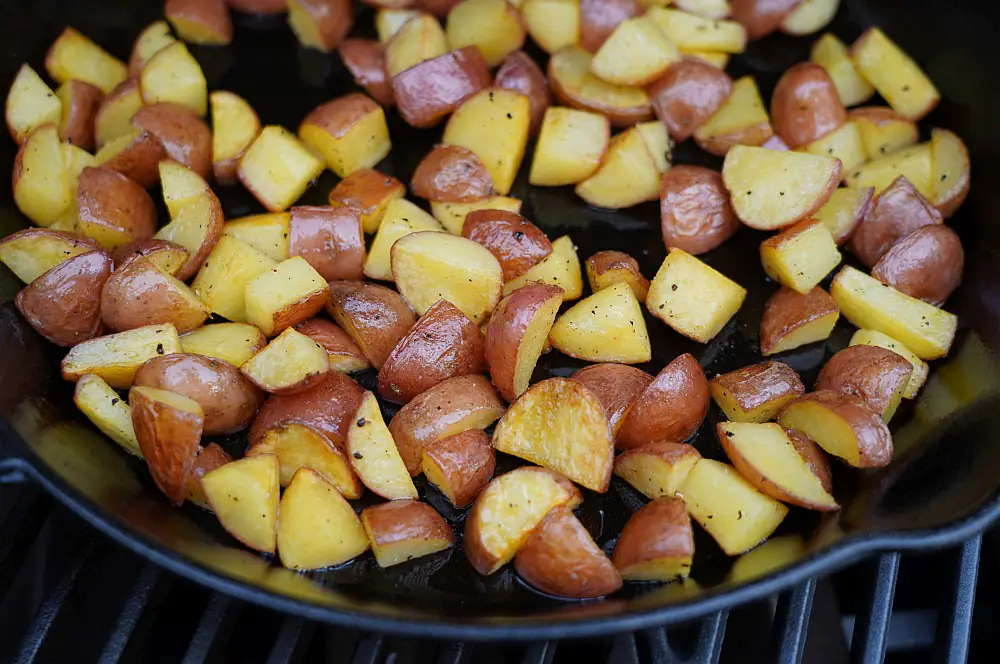 Honig-Senf-Schweinefilet mit Röstkartoffeln und Bratpaprika 2 Die Kartoffelwürfel werden angeröstet