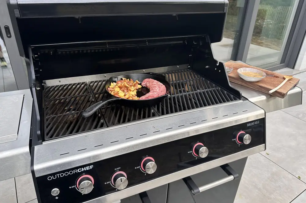 Honig-Senf-Schweinefilet mit Röstkartoffeln und Bratpaprika 4 Das Schweinefilet wird angebraten