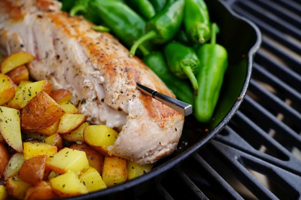 Honig-Senf-Schweinefilet mit Röstkartoffeln und Bratpaprika 7 Die Kerntemperatur wird mit dem MEATER 2 Plus überwacht