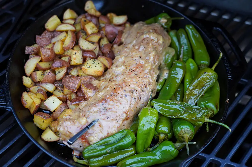 Honig-Senf-Schweinefilet mit Röstkartoffeln und Bratpaprika 10 Das Schweinefilet wird mit der Honig-Senf-Sauce bepinselt
