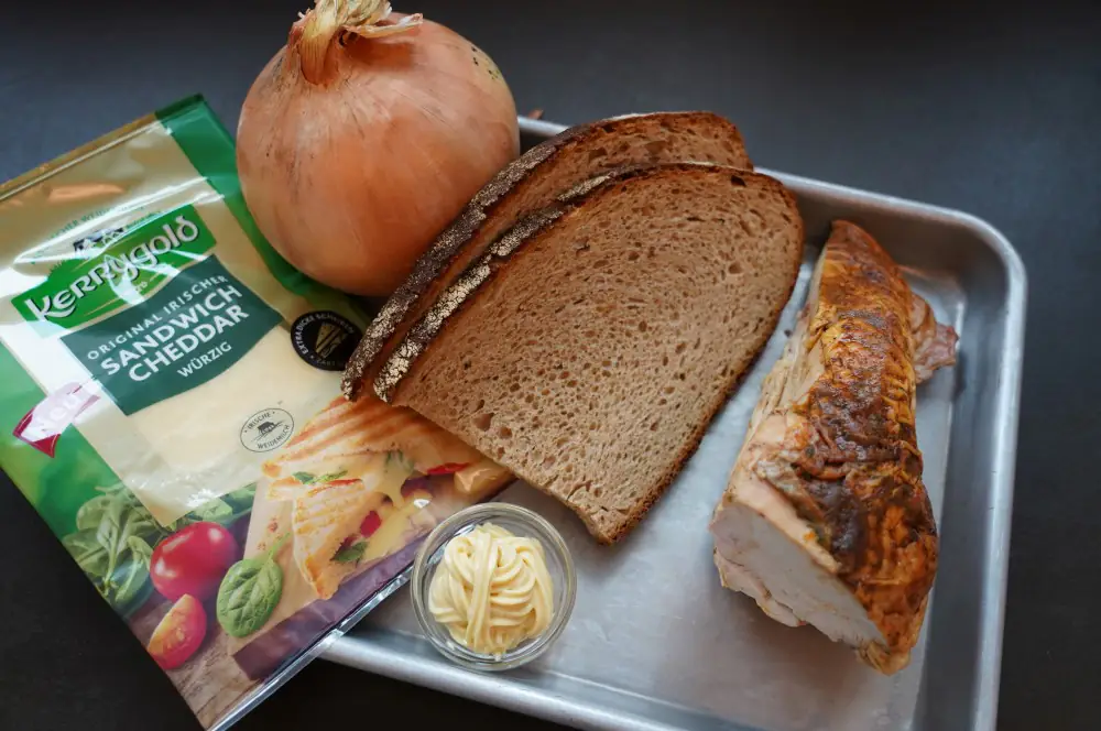 Gegrilltes Putensandwich mit Thymian-Zwiebeln und Cheddar 1 Die Zutaten für das Putensandwich auf einen Blick