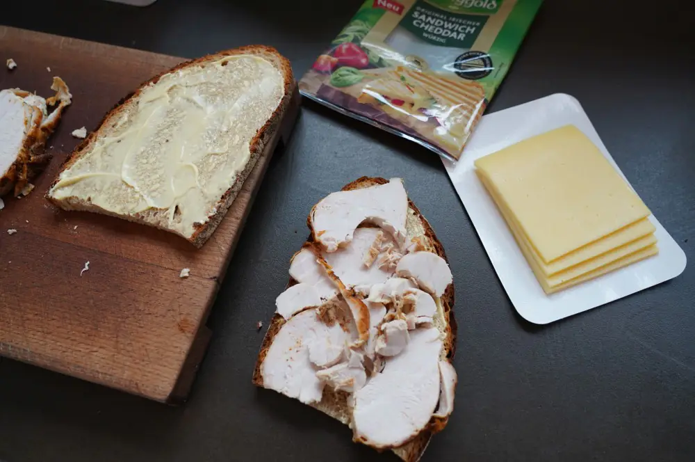 Gegrilltes Putensandwich mit Thymian-Zwiebeln und Cheddar 4 Das Sandwich wird belegt