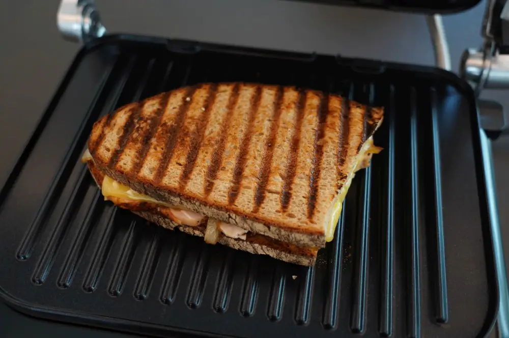 Gegrilltes Putensandwich mit Thymian-Zwiebeln und Cheddar 6 Das Sandwich brauch nur wenige Minuten auf dem Kontaktgrill