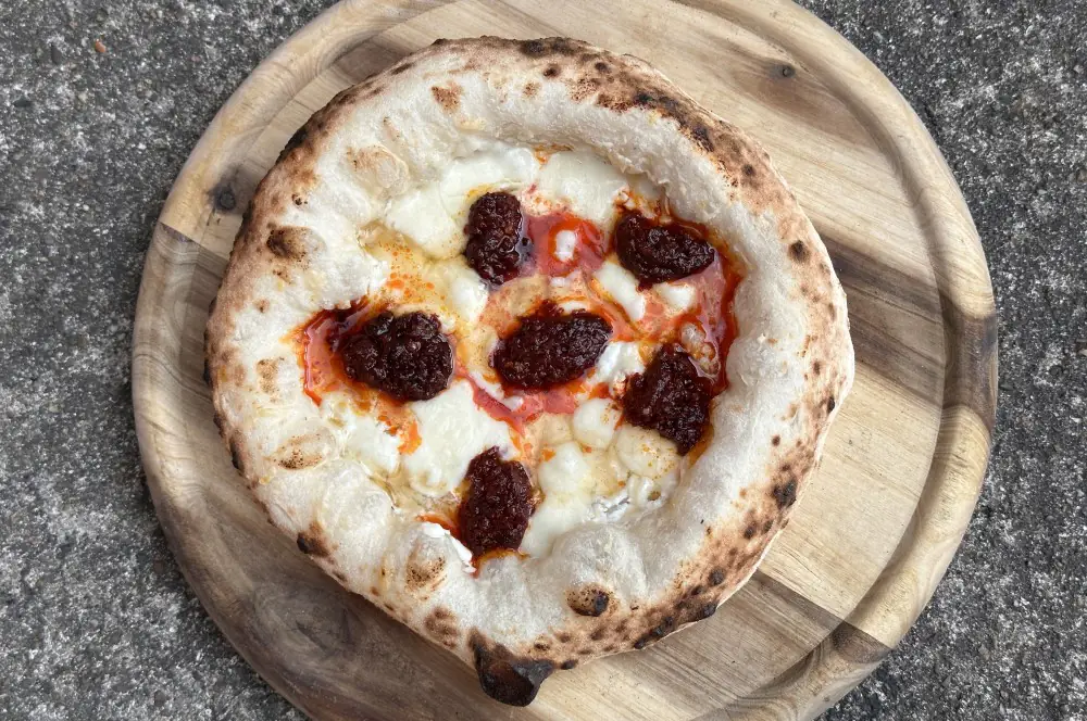 Nduja-Pizza mit pikanter Streichwurst und Honig 7 Die Nduja-Pizza wird mit Honig verfeinert