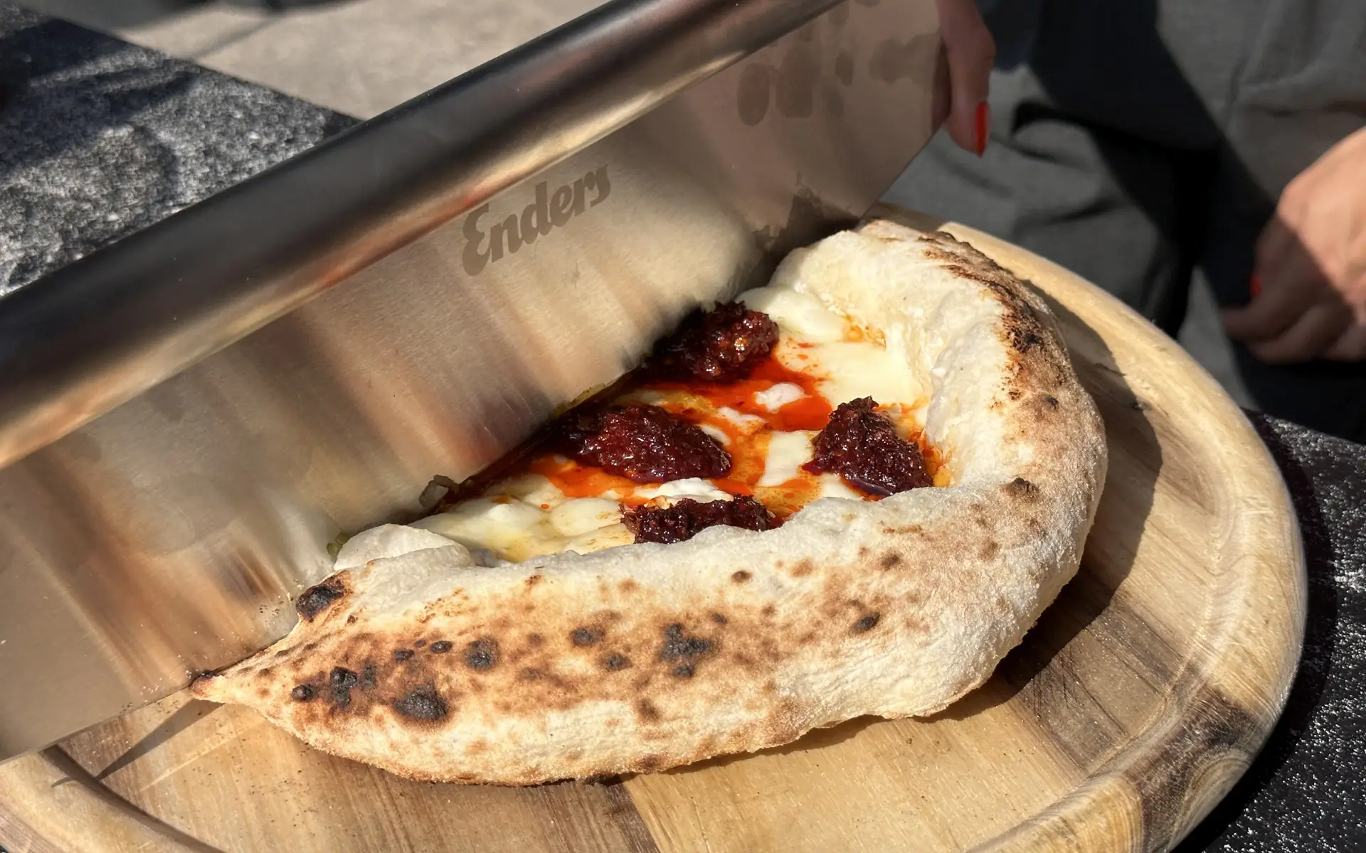 Nduja-Pizza mit pikanter Streichwurst und Honig | BBQPit.de süße pizzastreifen-Nduja Pizza-Süße Pizzastreifen mit Schokosauce und gehackten Pistazien