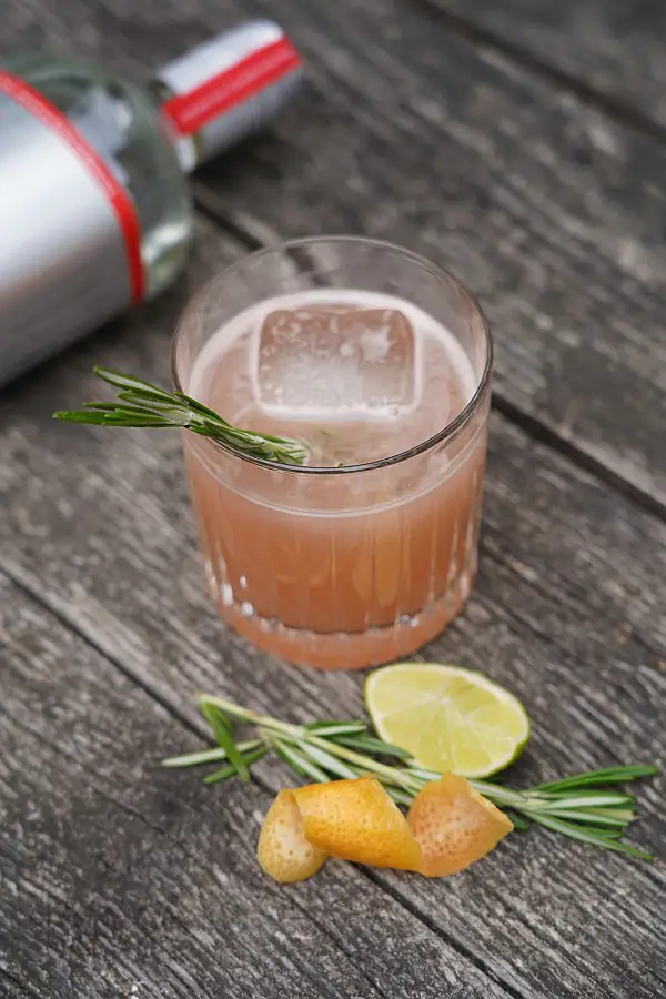 Grapefruit Smash - Fruchtiger Cocktail mit Vodka 3 Der Grapefruit Smash ist ein idealer Sommerdrink
