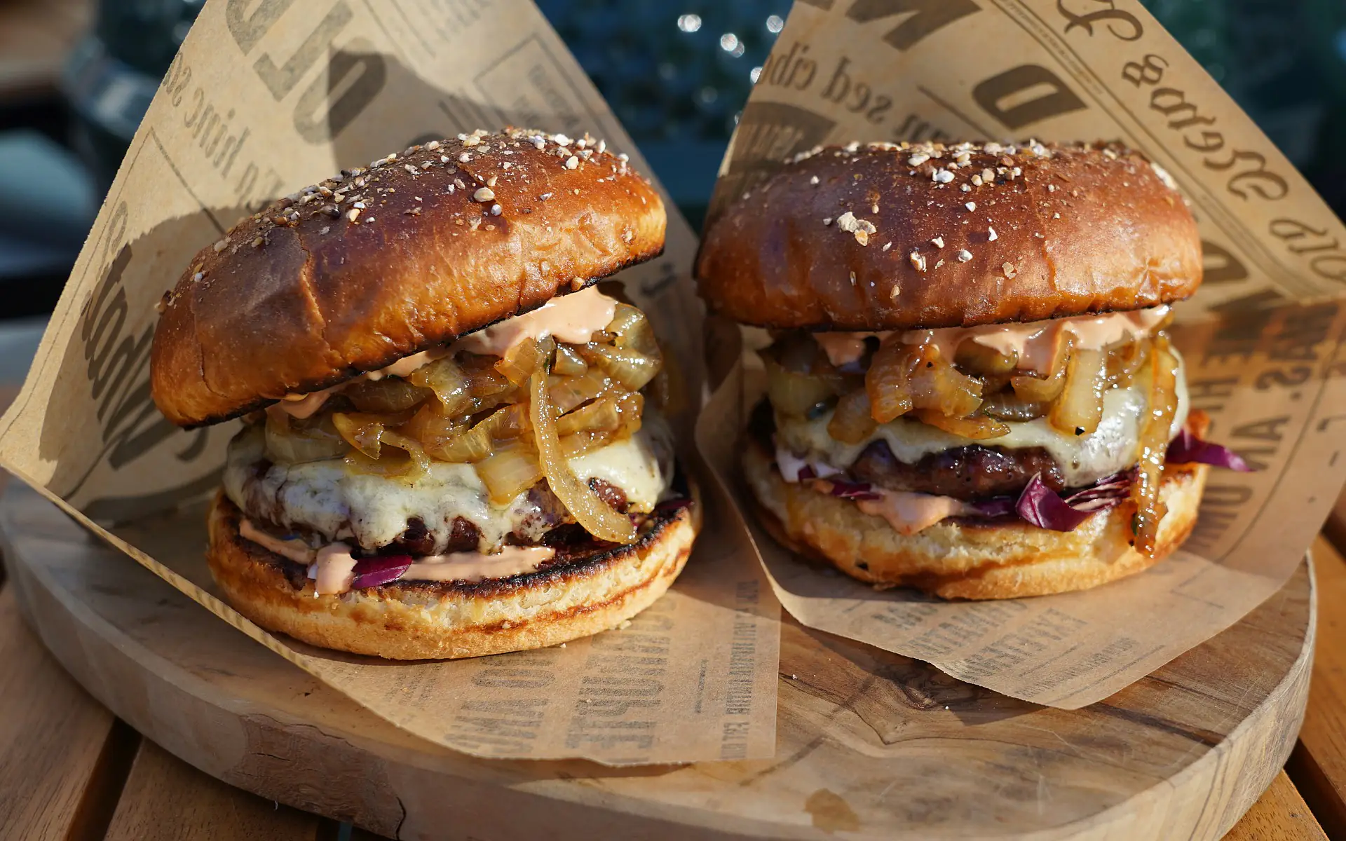 Thymianzwiebel-Burger mit Radicchio | BBQPit.de edelstahl-grillplatte für keramikgrills-Thymianzwiebel Burger-Edelstahl-Grillplatte für Keramikgrills &#8211; Runde Plancha 40 cm von Grillrost.com