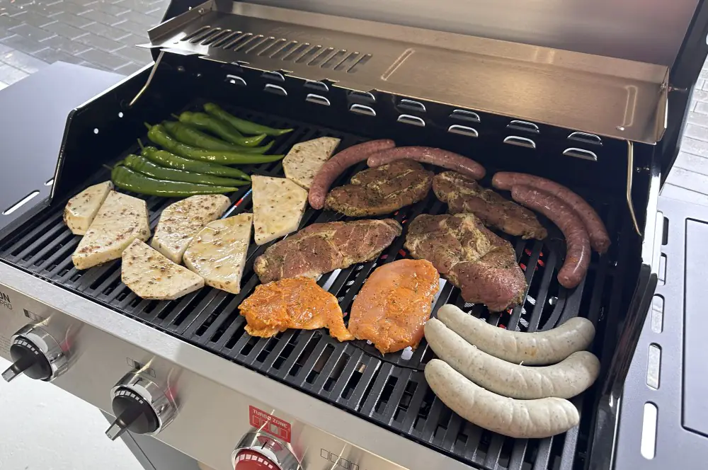 Enders Gasgrill Boston Pro 4 KR Turbo II - Der Aldi Grill 2024 im Test 6 Gemischte Grillplatte auf dem ALDI Gasgrill 2024