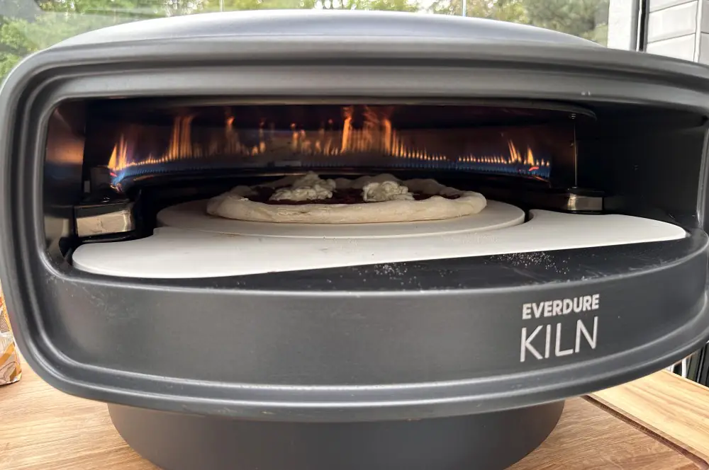 Everdure KILN Pizzaofen im Test 13 Die Pizza bräunt gleichmäßig dank rotierendem Pizzastein