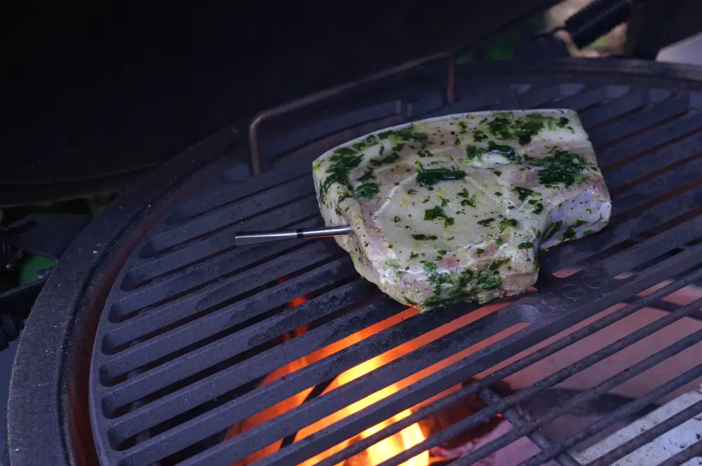 Schweinekotelett mit Bärlauchmarinade 6 Das Kotelett wird auf dem Big Green Egg Large gegrillt