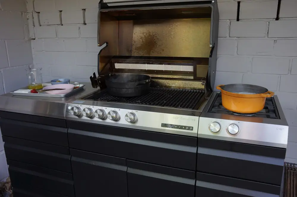 Mediterraner Hackfleischtopf mit Reis und Gemüse 3 Der Dutch Oven wird im G32 Gasgrill aufgeheizt