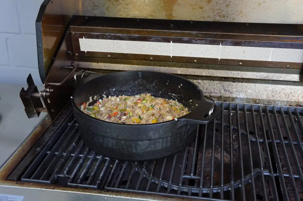 Mediterraner Hackfleischtopf mit Reis und Gemüse 4 Der vorgekochte Reis wird mit in den Dutch Oven gegeben