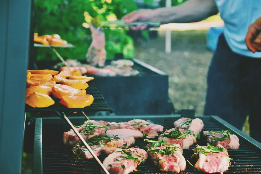 Grillen in der City - Darf auf dem Balkon oder der Terrasse gegrillt werden? 2 Mit einer kleinen Aufmerksamkeit lassen sich viele Nachbarn milde stimmen