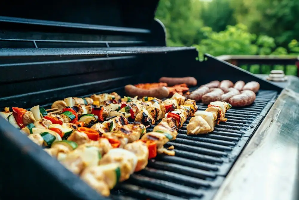 Grillen in der City - Darf auf dem Balkon oder der Terrasse gegrillt werden? 1 Beim Grillen auf Balkon und Terrasse gibt es einige Dinge zu beachten