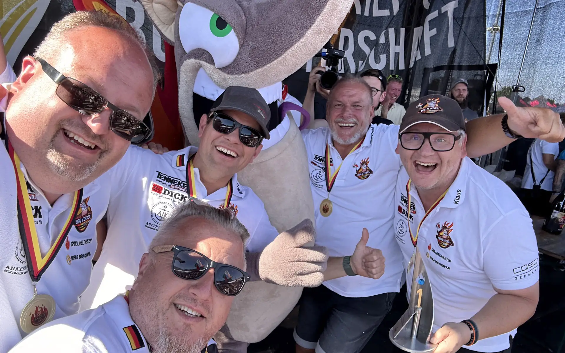 Grill-Weltmeisterschaft 2024 - Wir sind Kotelett-Weltmeister! tri tip teriyaki-spieße-Grill Weltmeisterschaft 2024 Stuttgart BBQ Wiesel-Tri Tip Teriyaki-Spieße mit Ananas