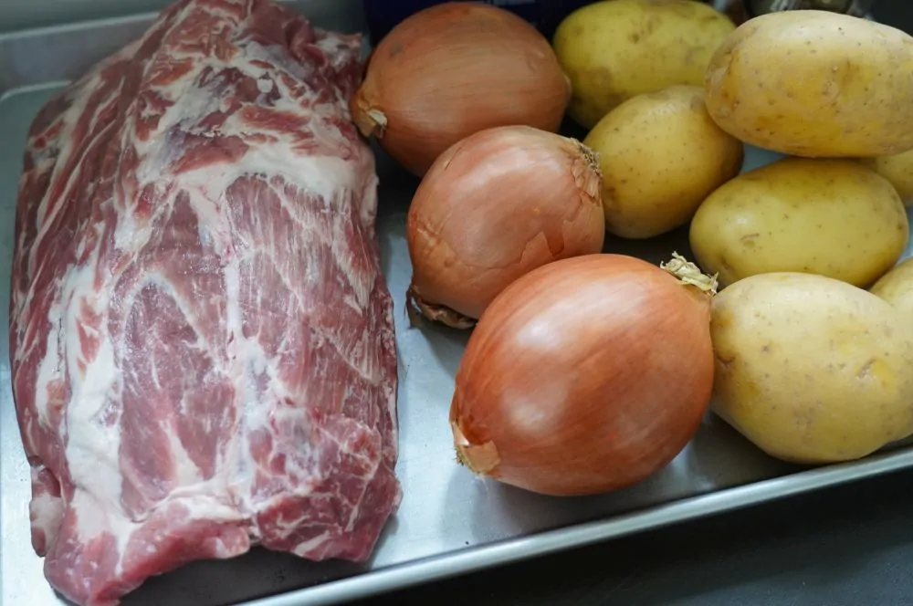 Alle Zutaten für das Kartoffel-Schichtfleisch auf einen Blick