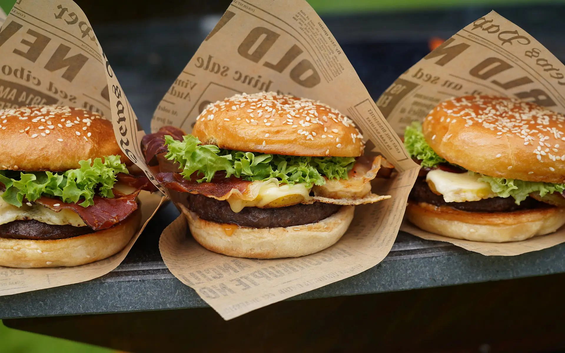 Alpenburger mit Bergkäse, Röstkartoffeln und Schinkenspeck | BBQPit.de hamburgerbrötchen-Alpenburger-Hamburgerbrötchen &#8211; die perfekten Brioche Burger Buns