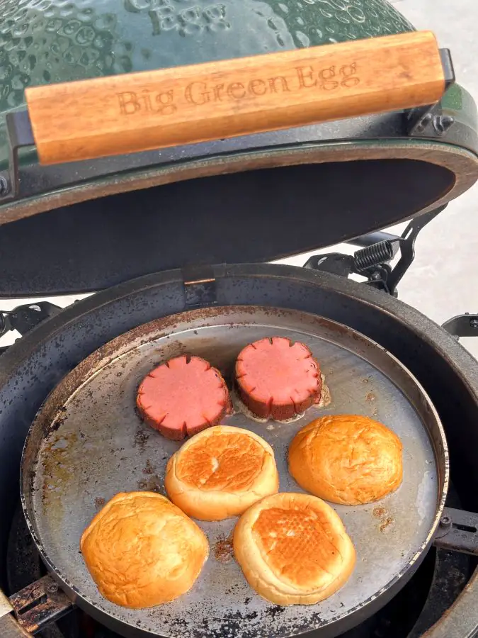 Bologna-Burger mit geräucherter Fleischwurst 2 Burger und Fleischwurst werden im Big Green Egg angebraten