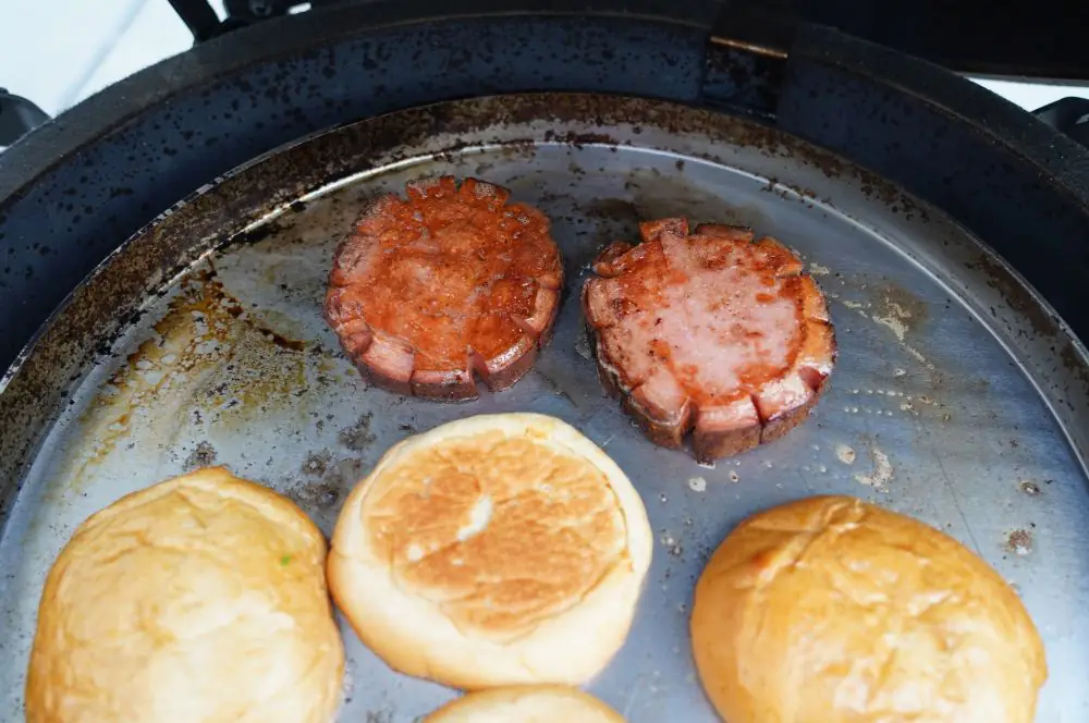 Bologna-Burger mit geräucherter Fleischwurst 3 Die Fleischwurst wird goldbraun angebraten