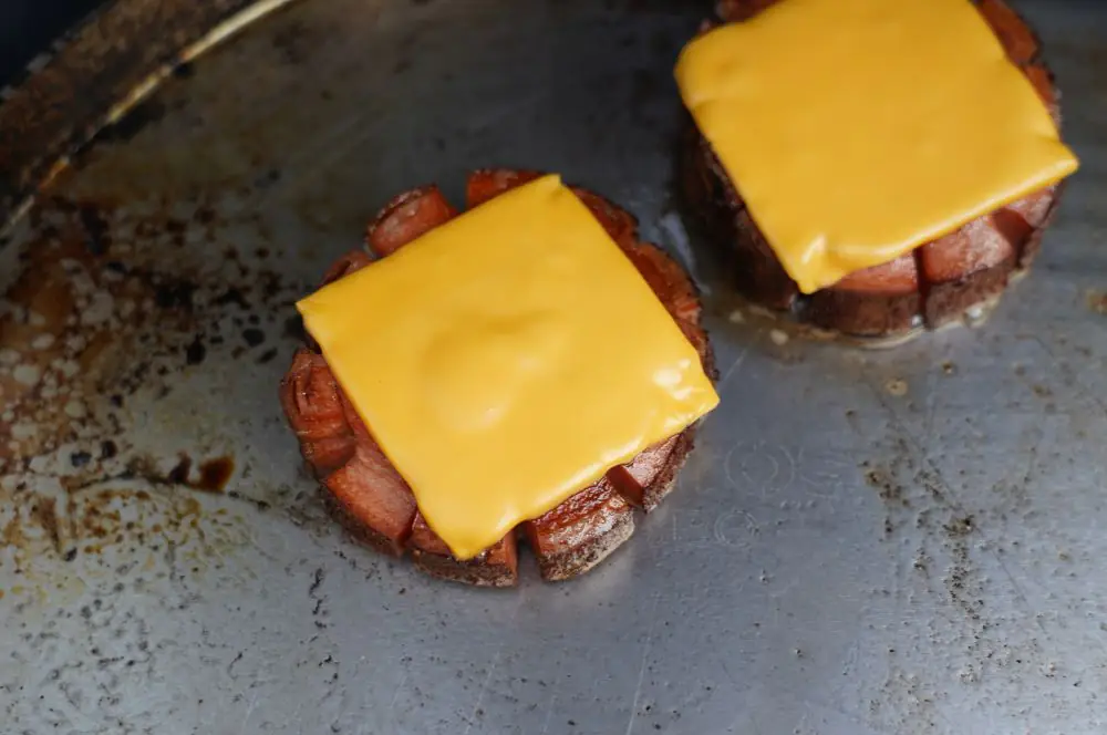 Bologna-Burger mit geräucherter Fleischwurst 5 Cheddar wird auf der Fleischwurst angeschmolzen