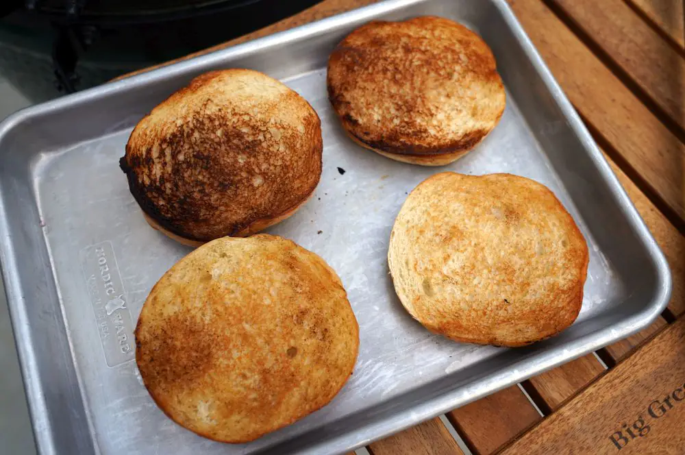 Bologna-Burger mit geräucherter Fleischwurst 4 Die Innenseite der Buns wird knusprig angeröstet