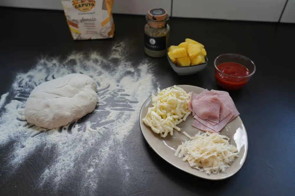 Pizza Hawaii mit Ananas und Schinken 1 Alle Zutaten für Pizza Hawaii auf einen Blick