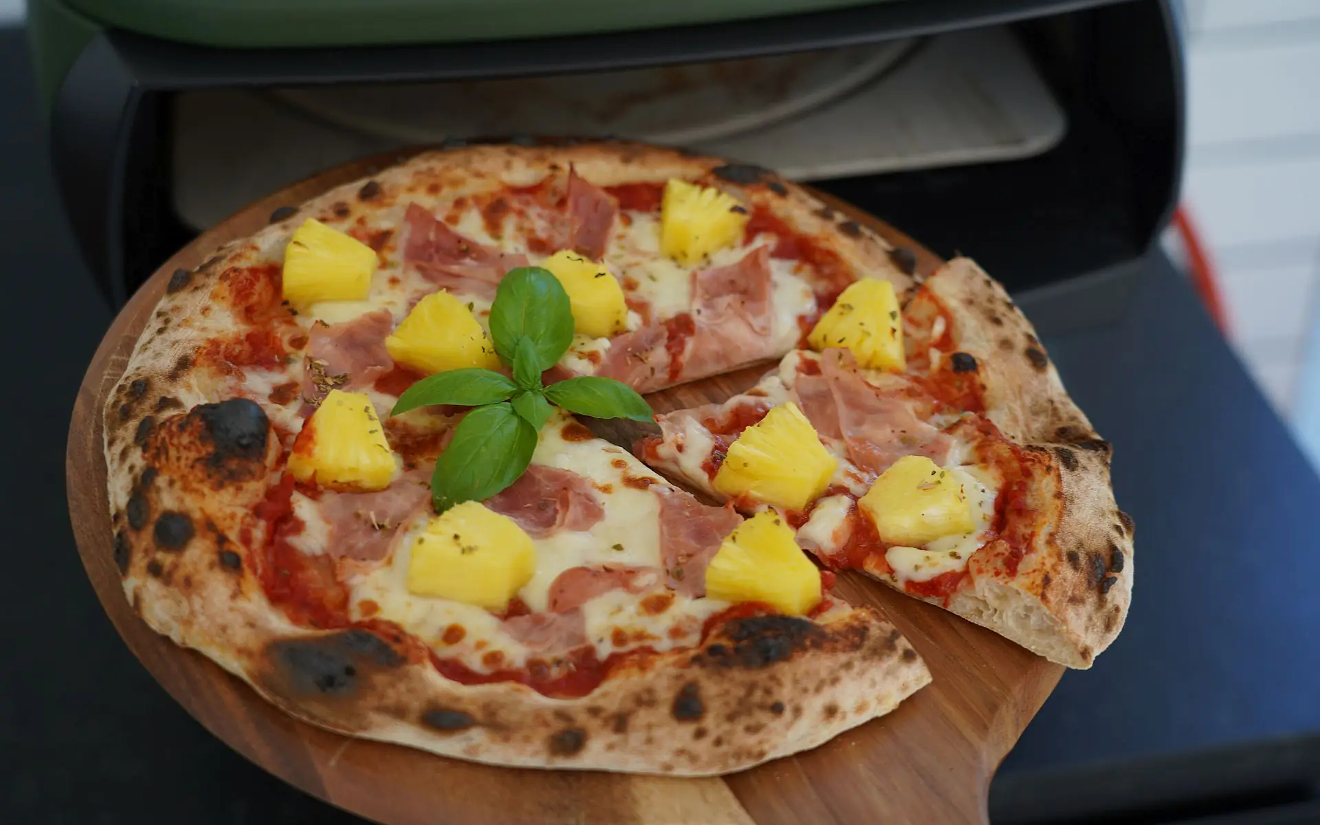 Pizza Hawaii mit Ananas und Schinken | BBQPit.de tomatenpizza-Pizza Hawaii-Tomatenpizza mit frischen und halbgetrockneten Tomaten