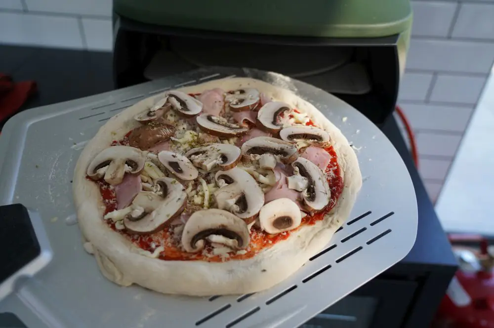 Pizza Prosciutto e Funghi - Rezept für Schinken-Champignon-Pizza 2 Die Pizza Prosciutto e Funghi ist bereit für den Pizzaofen