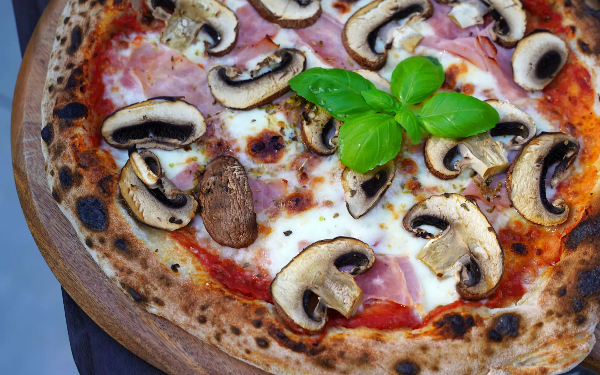 Pizza Prosciutto e Funghi - Rezept für Schinken-Champignon-Pizza tomatenpizza-Pizza Prosciutto Funghi Schinken Champignon-Tomatenpizza mit frischen und halbgetrockneten Tomaten