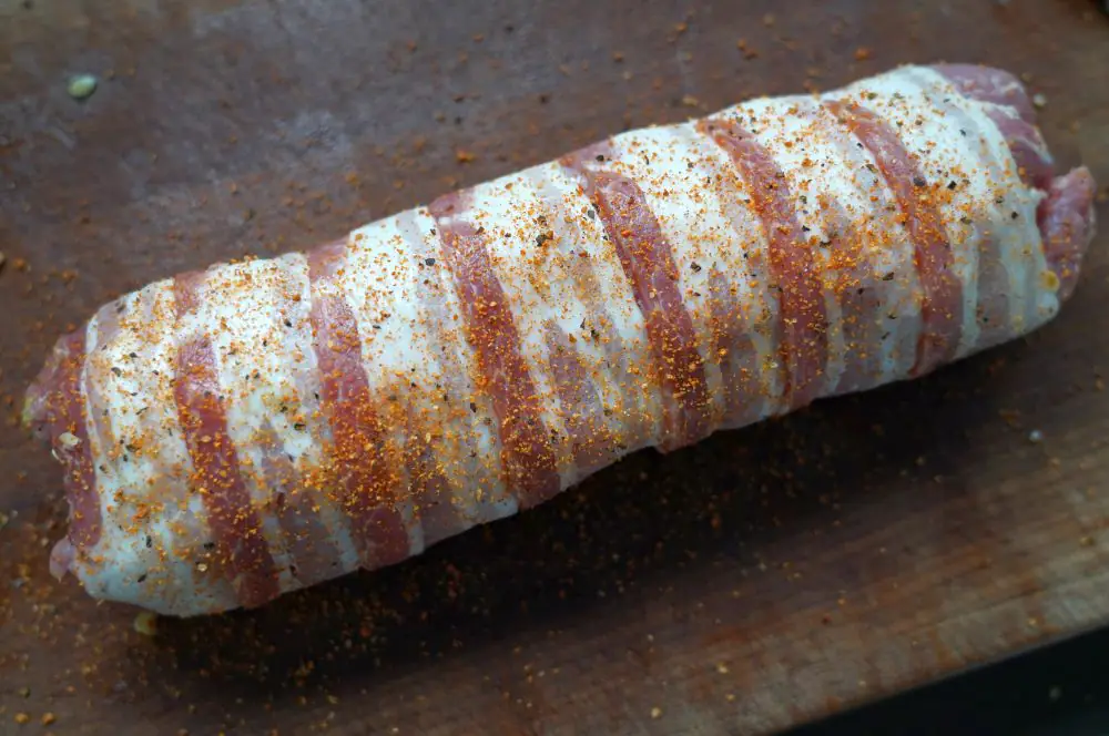 Das Schweinefilet wird in den Speck gewickelt [object object]-Schweinefilet Gorgonzola Walnuss 04-Schweinefilet mit Gorgonzola-Walnuss-Füllung