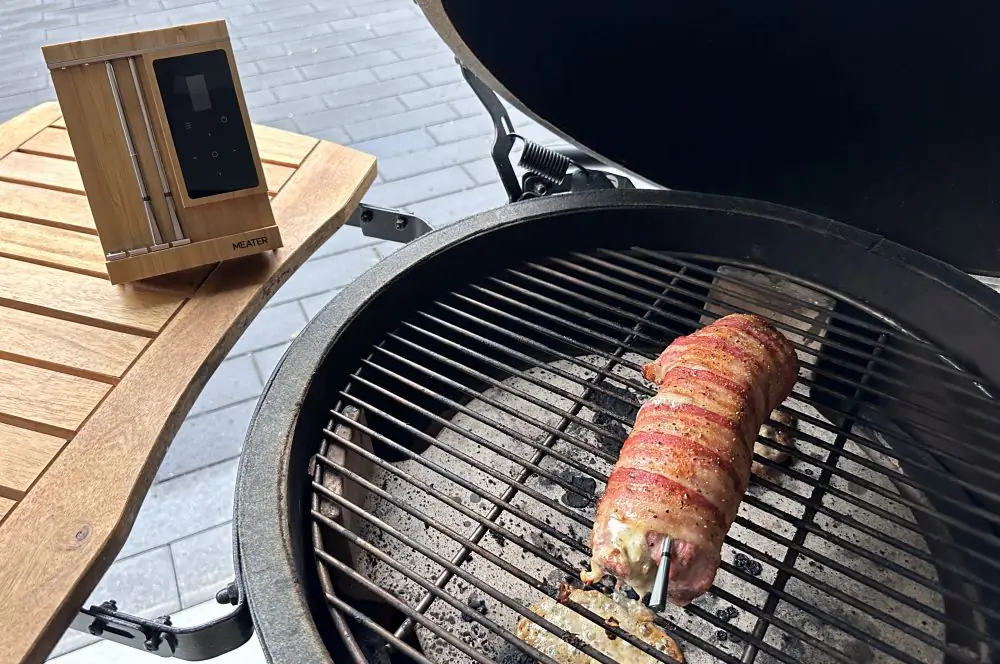 Das Schweinefilet mit Gorgonzola-Walnuss-Füllung wird mit dem MEATER Pro XL überwacht [object object]-Schweinefilet Gorgonzola Walnuss 06-Schweinefilet mit Gorgonzola-Walnuss-Füllung