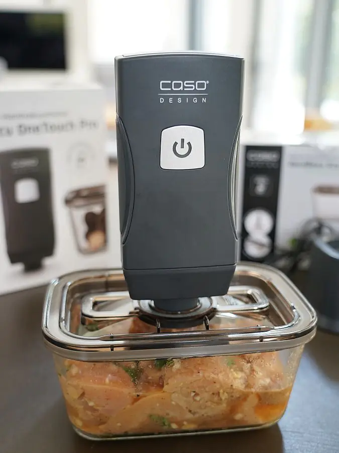 Das Hähnchenbrustfilet wird mit dem CASO Vacu OneTouch Pro vakuumiert