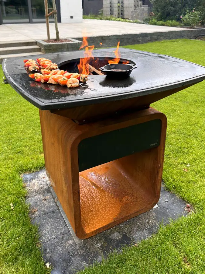 Gegrillt wird auf dem Moesta One Fireplace