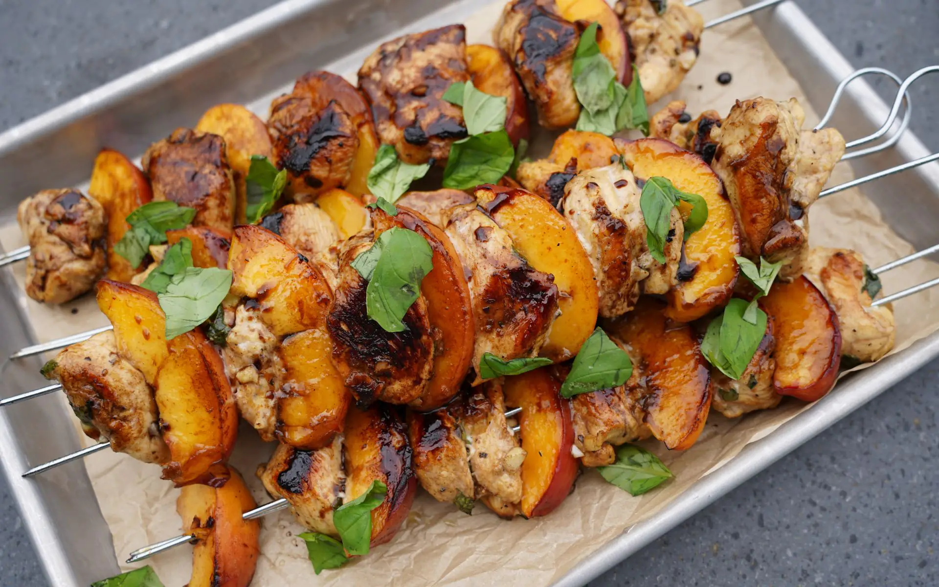 Hähnchen-Pfirsich-Spieße mit Balsamico-Glasur - BBQPit.de - Grillrezepte, Tipps & Tricks, alles über Barbecue