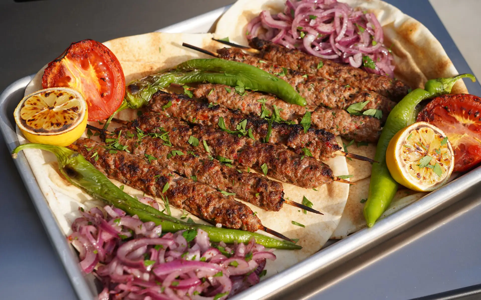 Köfte-Spieße mit Zwiebelsalat | BBQPit.de