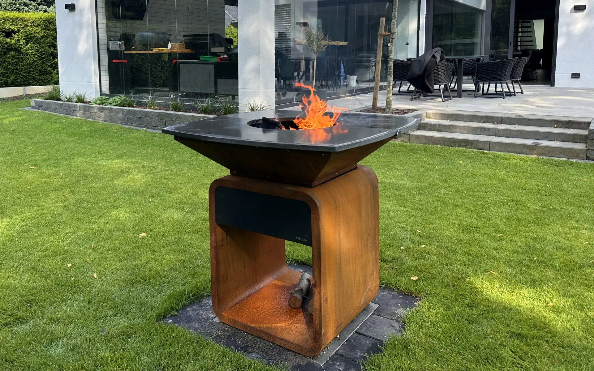 Moesta One Fireplace - Der Feuerplattengrill mit Lavastein im Test feuerplatte-Moesta One Feuerplattengrill-Feuerplatte von Grillrost.com im BBQPit-Test