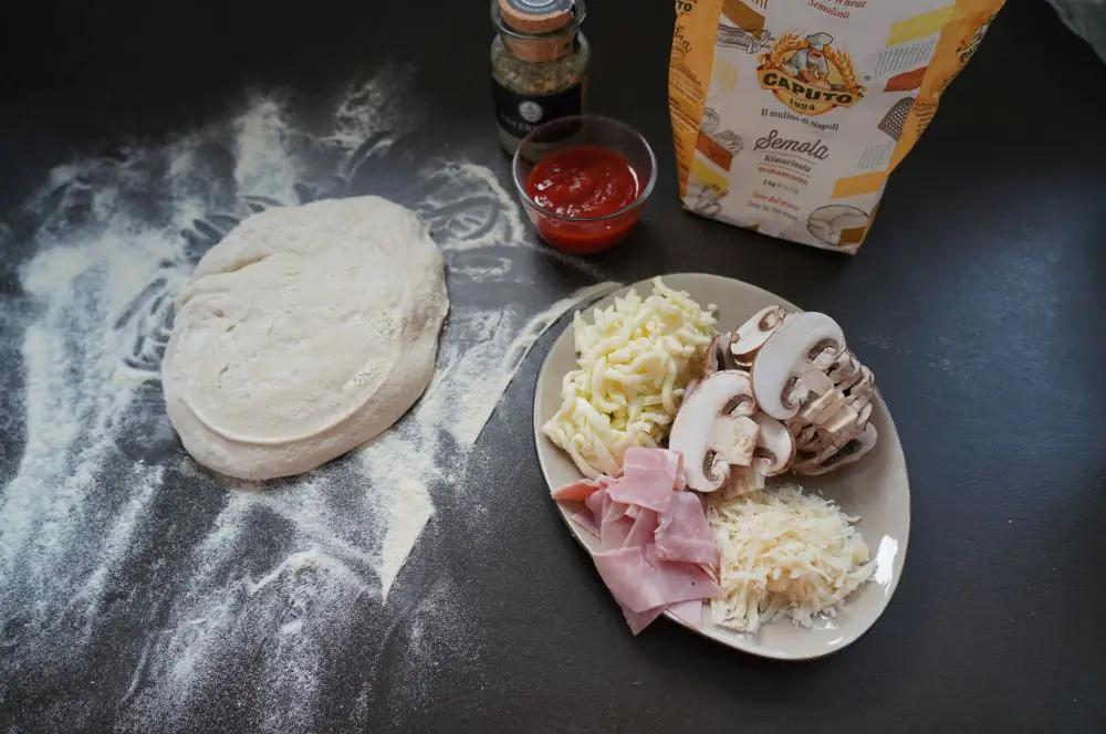 Pizza Speciale mit Salami, Schinken und Champignons 1 Alle Zutaten für Pizza Speciale auf einen Blick (Salami fehlt hier)
