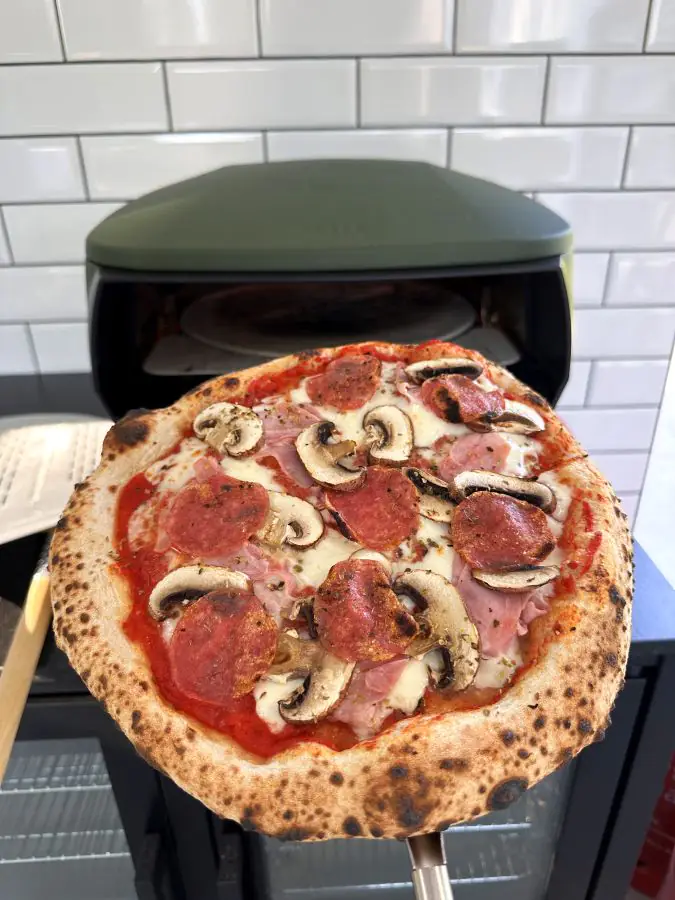 Pizza Speciale mit Salami, Schinken und Champignons 4 Pizza Speciale aus dem Witt Piccolo Rotante Pizzaofen