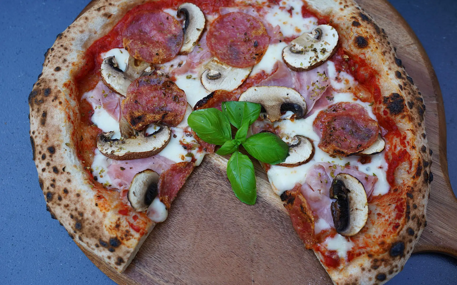 Pizza Speciale mit Salami, Schinken & Champignons | BBQPit.de tomatenpizza-Pizza Speciale-Tomatenpizza mit frischen und halbgetrockneten Tomaten