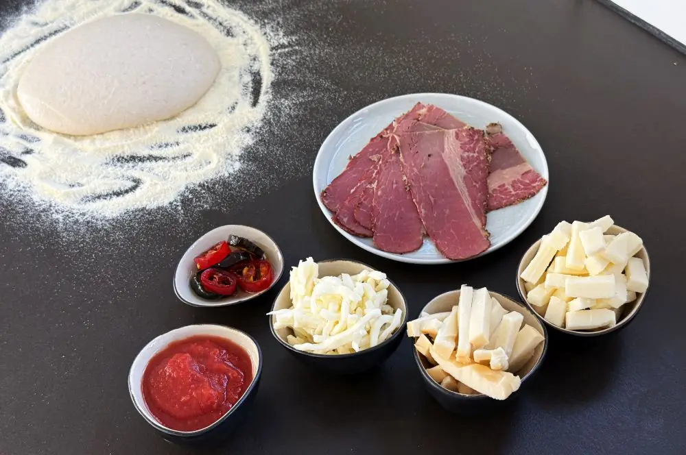 Drei-Käse-Pizza mit Pastrami und kandierten Jalapeños 1 Alle Zutaten für die Drei-Käse-Pizza mit Pastrami auf einen Blick